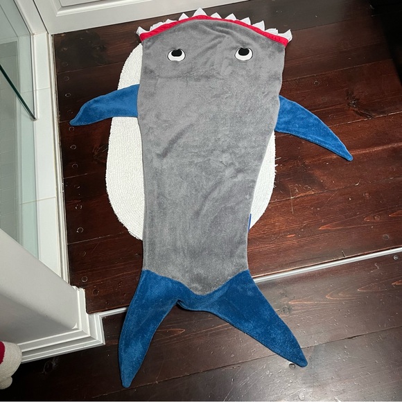 Blankie Tails kids Shark Blanket - Picture 6 of 12